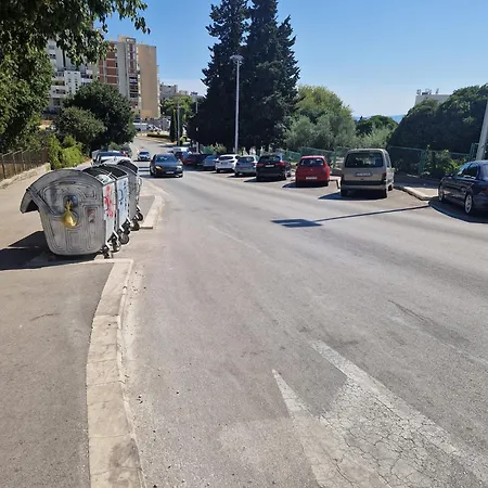 Lumi's Perfect Place Near With Garden & Free Public Parking Appartamento