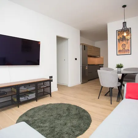 Apartment Lumi's Perfect Place Near With Garden & Free Public Parking