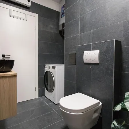 Apartment Lumi's Perfect Place Near With Garden & Free Public Parking