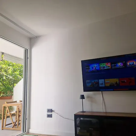 Apartmán Lumi's Perfect Place Near With Garden & Free Public Parking *
