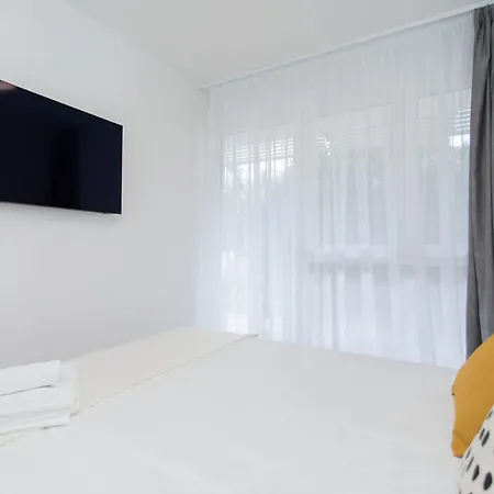 Apartman Lumi's Perfect Place Near With Garden & Free Public Parking